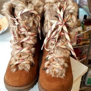 Universal Thread Faux Fur Boots 6 1/2 . Tan